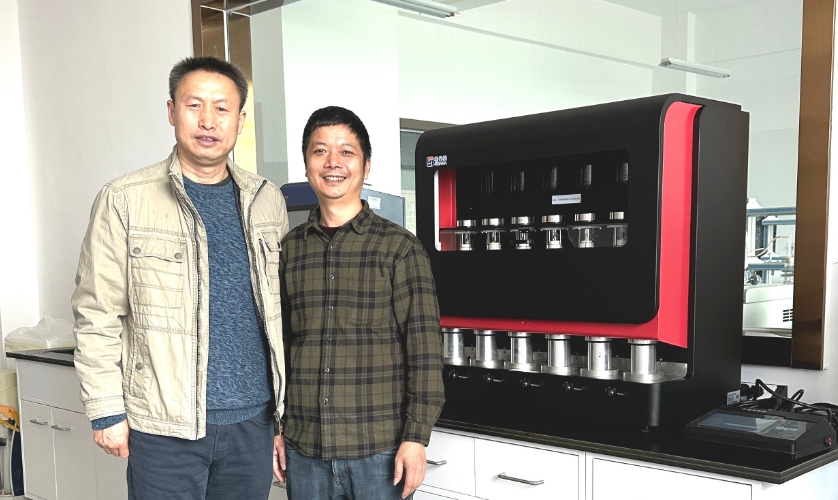 格丹纳工程师（右一）与客户（左一）在索氏提取仪前合影